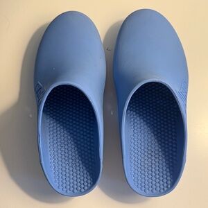 Calzuro Classic without holes 
Light Blue size 34-35
Like new condition